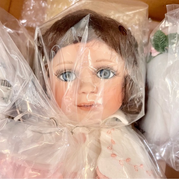 Rare NIB Ashton-Drake Galleries Porcelain Doll Michelle - Picture 4 of 8